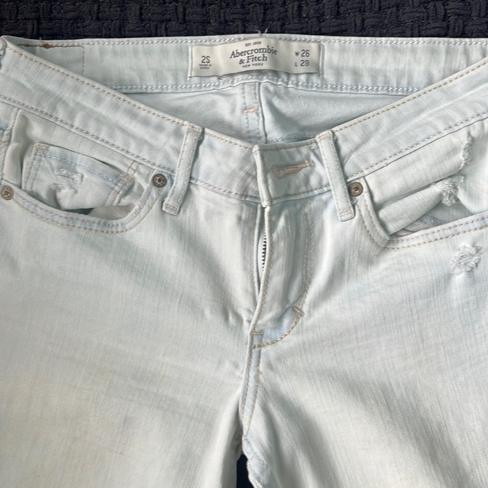 ABERCROMBIE &FITCH. Light blue washed skinny jeans w 2S